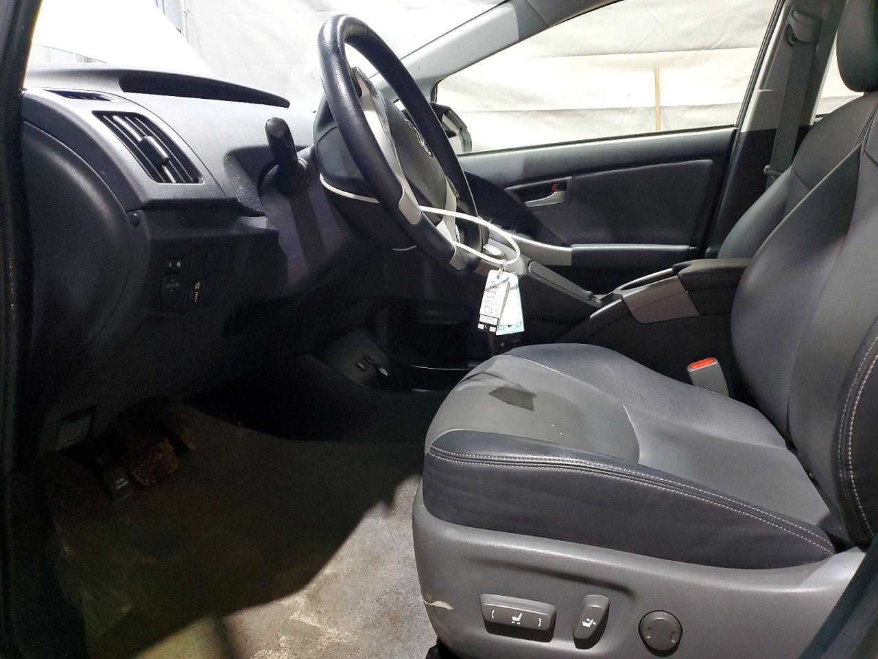 2014 TOYOTA PRIUS FOUR photo 7