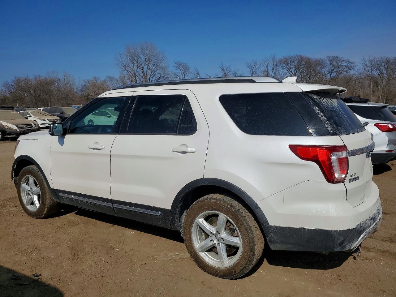 2016 FORD EXPLORER XLT photo 3
