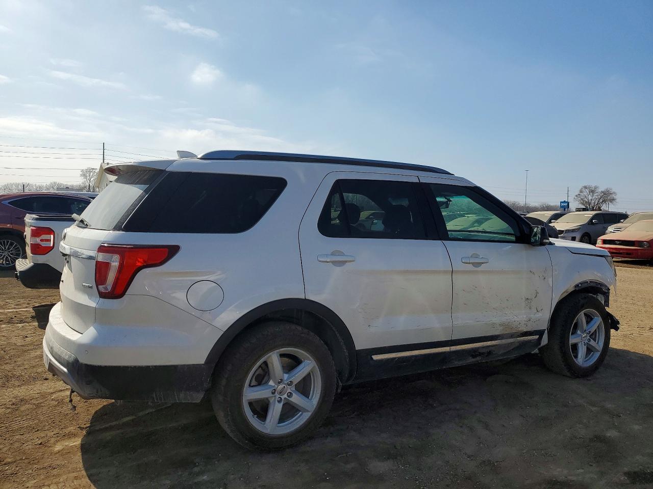 2016 FORD EXPLORER XLT photo 5