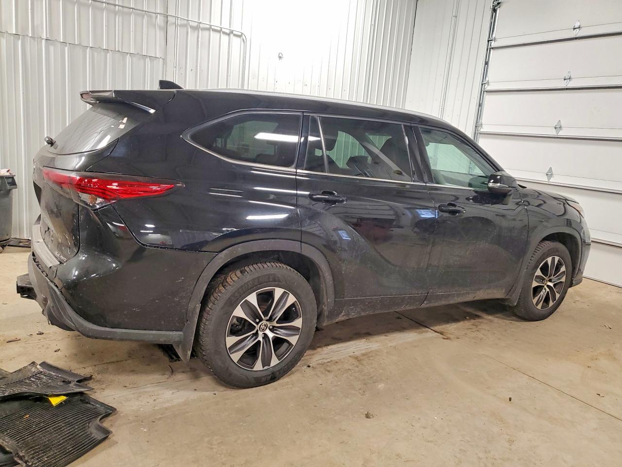 2022 TOYOTA HIGHLANDER XLE photo 3