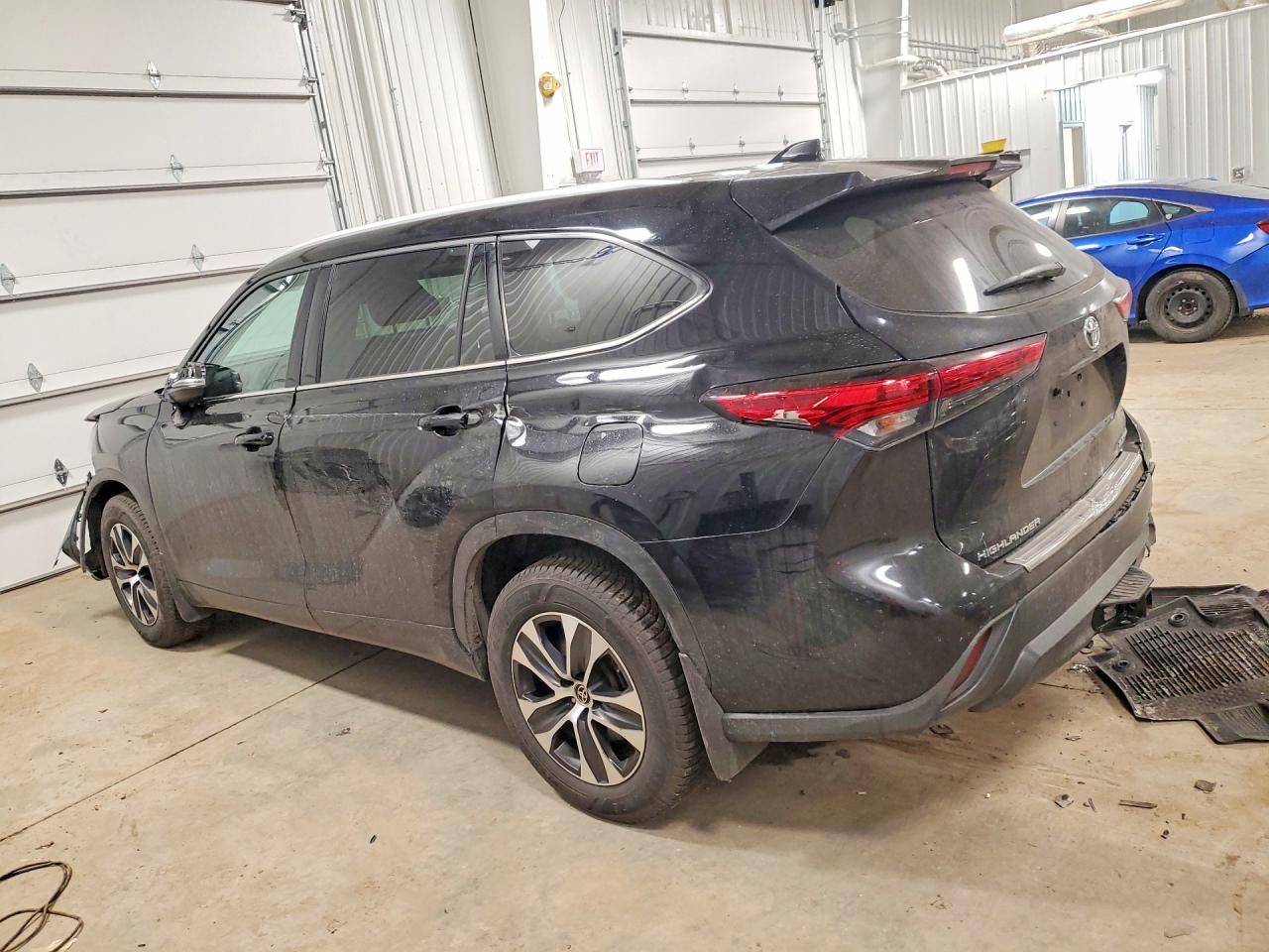 2022 TOYOTA HIGHLANDER XLE photo 2