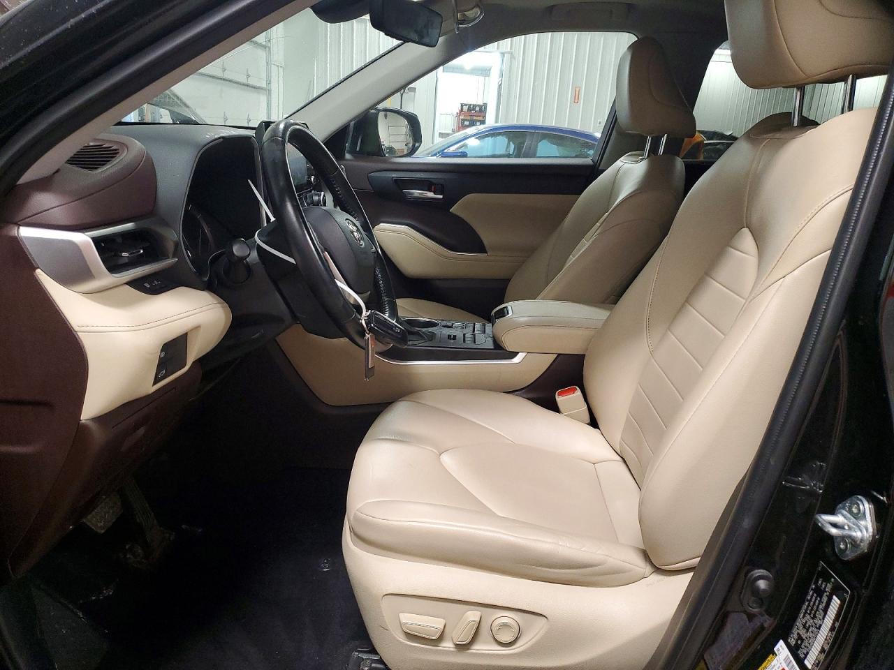 2022 TOYOTA HIGHLANDER XLE photo 7