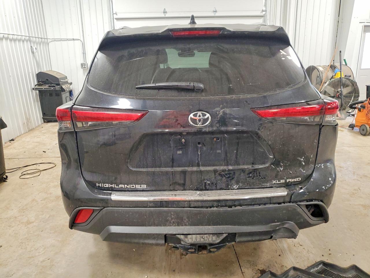 2022 TOYOTA HIGHLANDER XLE photo 6