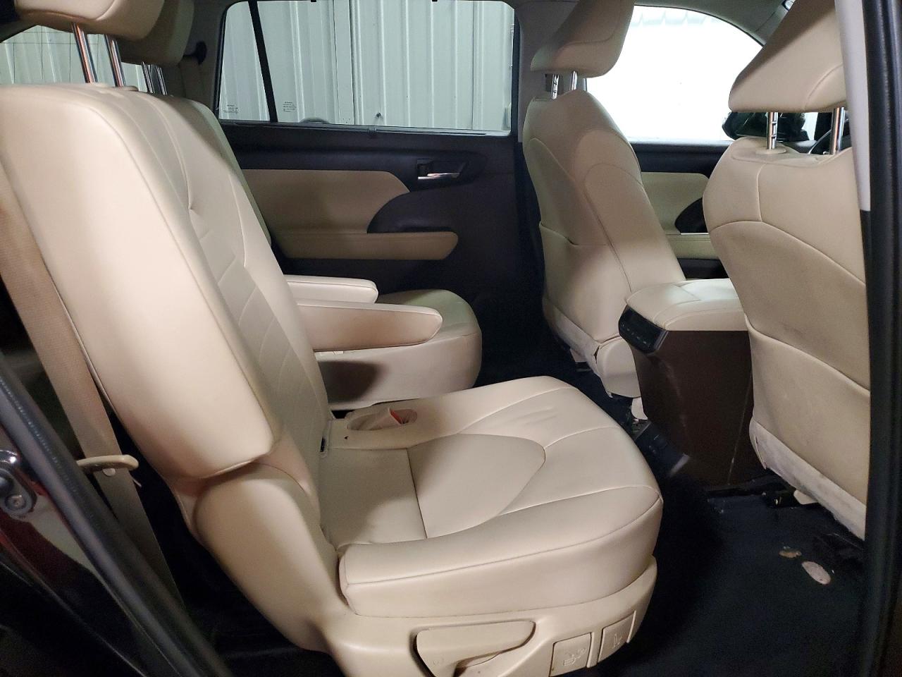 2022 TOYOTA HIGHLANDER XLE photo 11
