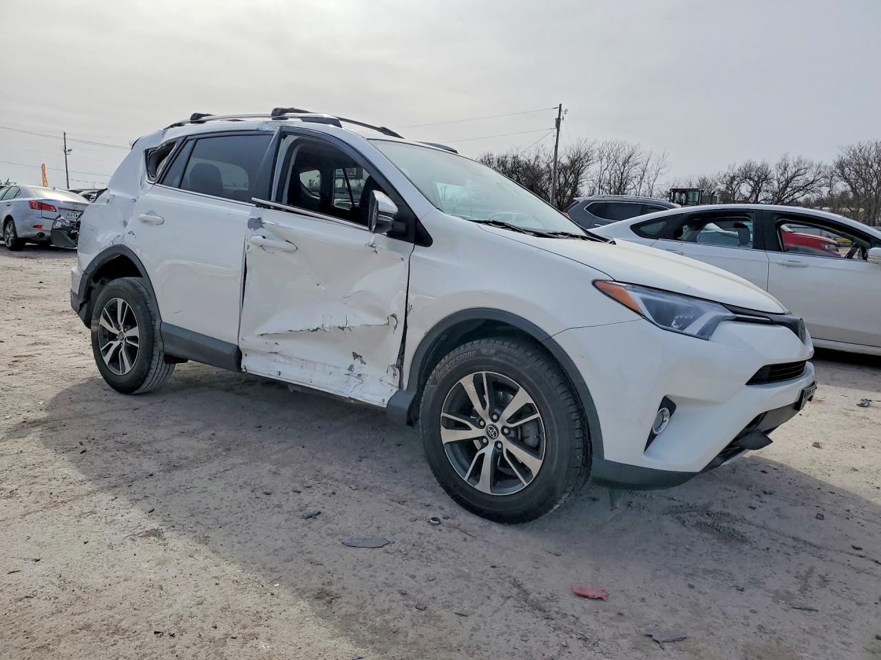 2017 TOYOTA RAV4 XLE photo 7