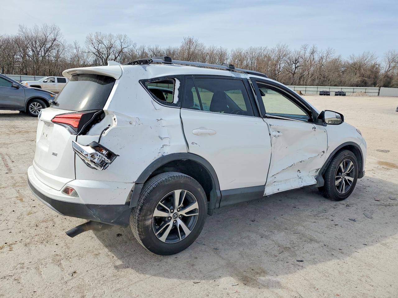 2017 TOYOTA RAV4 XLE photo 5