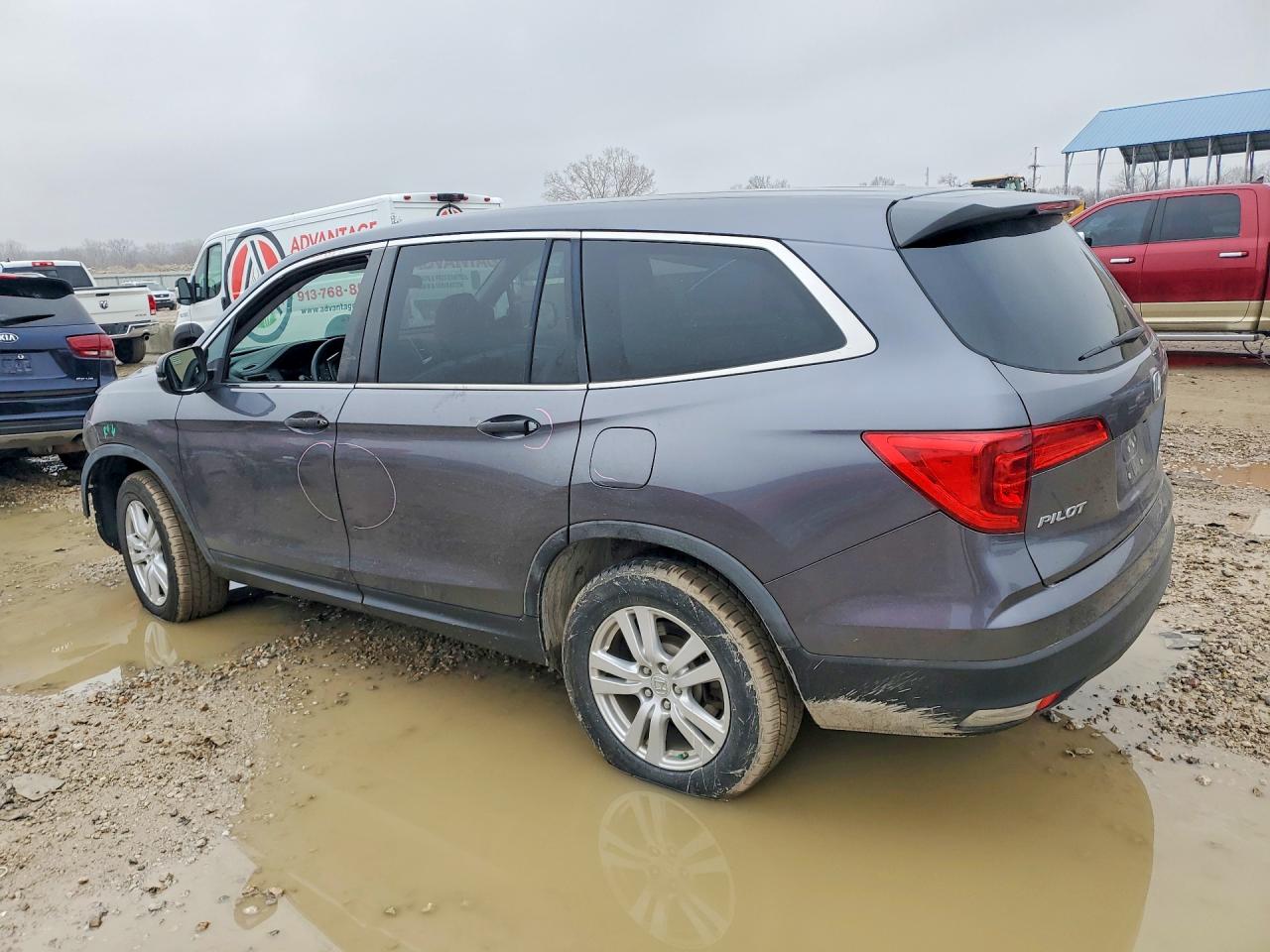 2016 HONDA PILOT LX photo 2