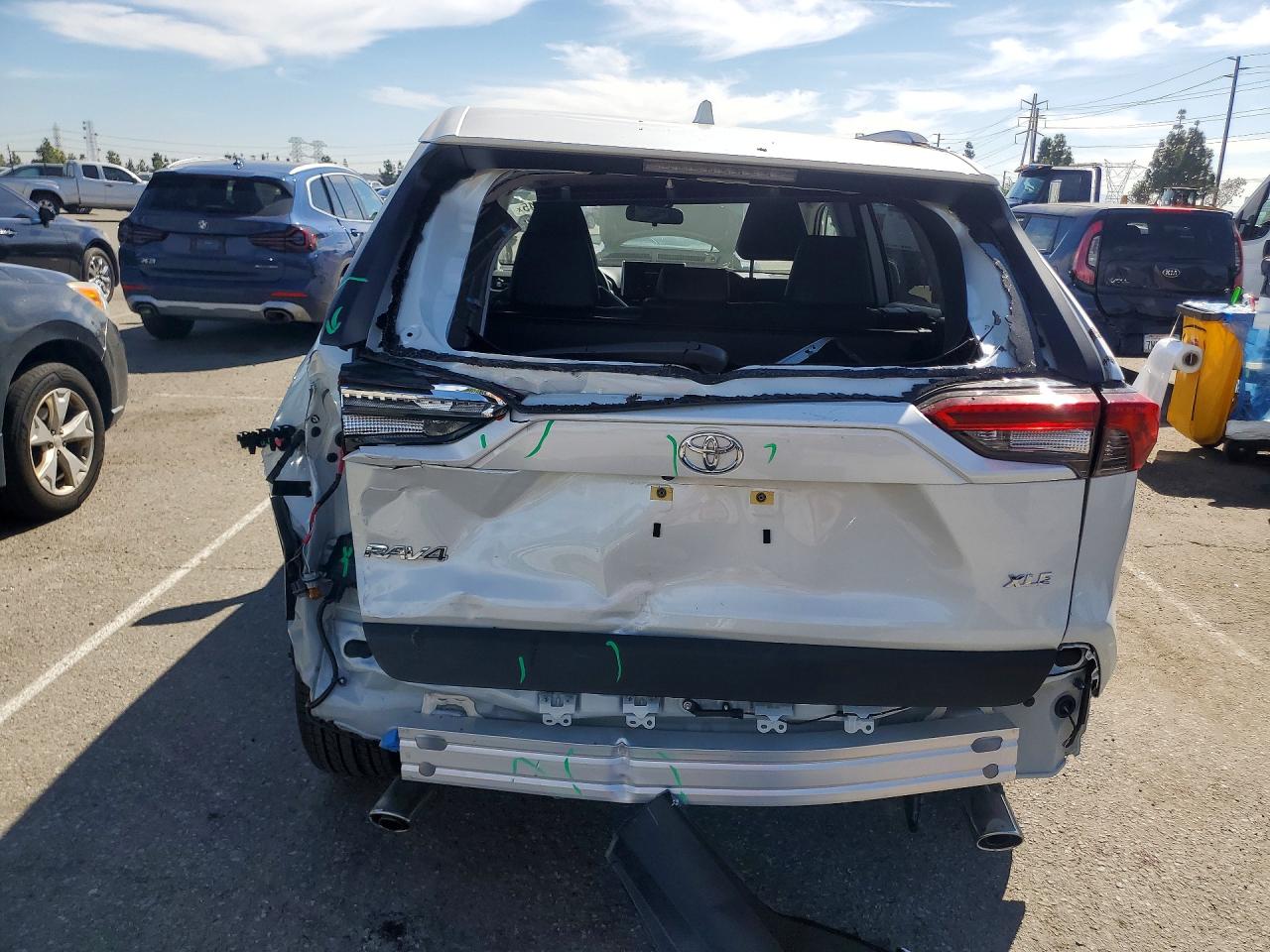2025 TOYOTA RAV4 XLE PREMIUM photo 6