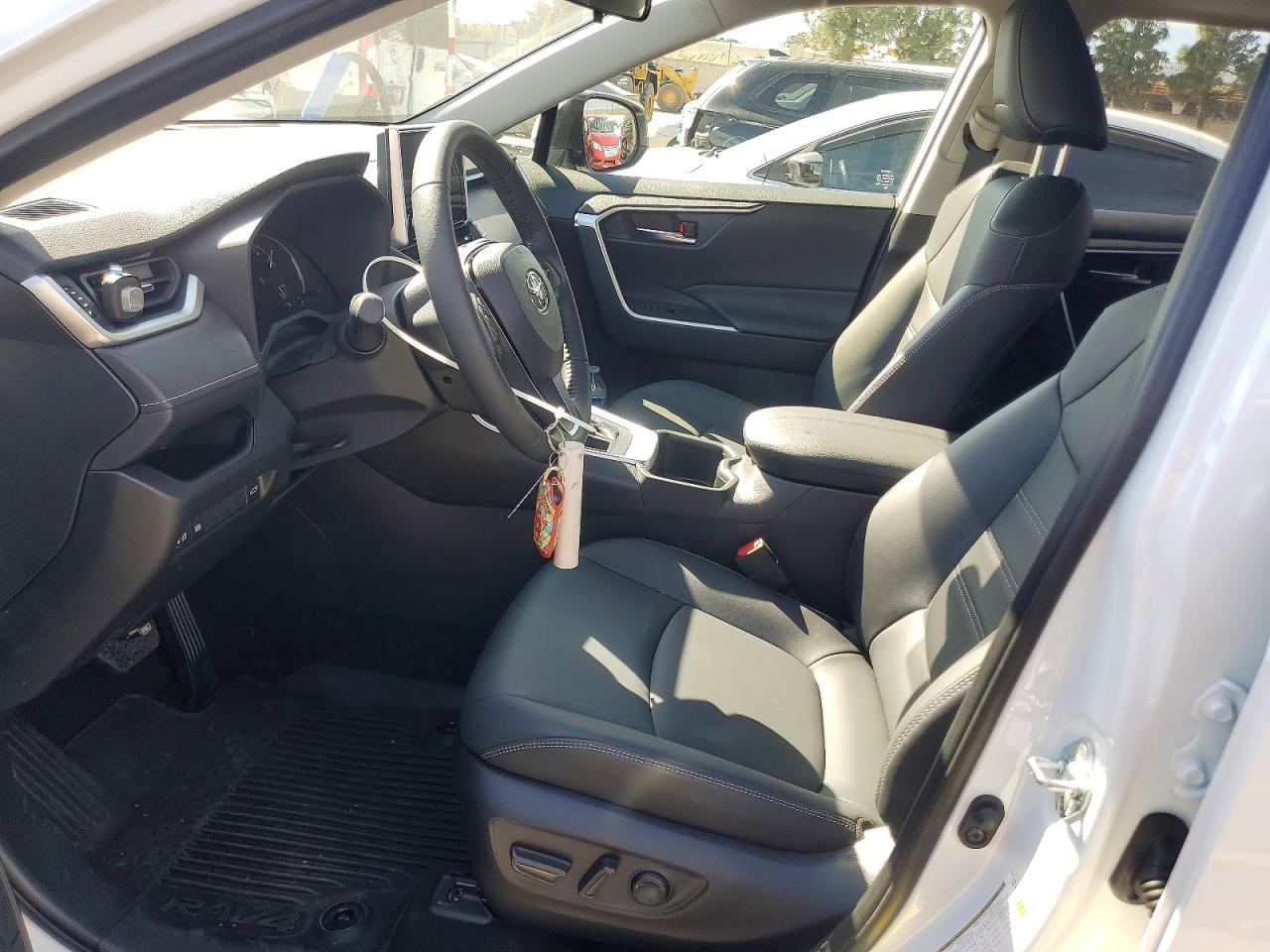 2025 TOYOTA RAV4 XLE PREMIUM photo 7