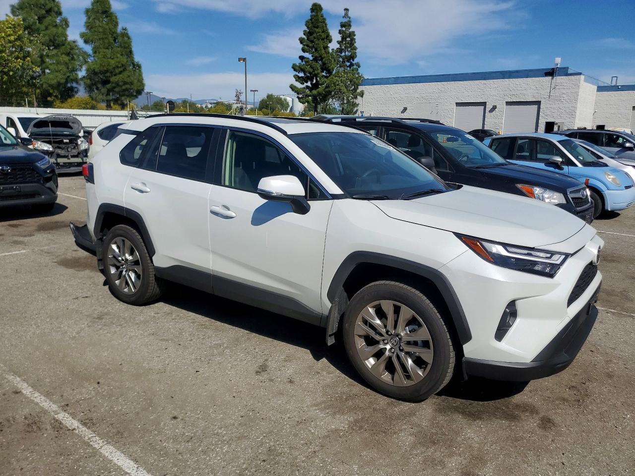 2025 TOYOTA RAV4 XLE PREMIUM photo 4