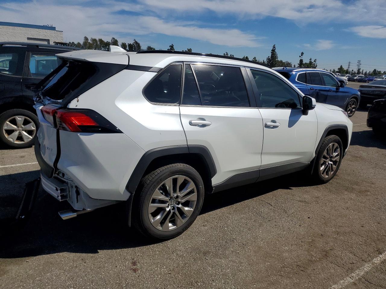 2025 TOYOTA RAV4 XLE PREMIUM photo 3