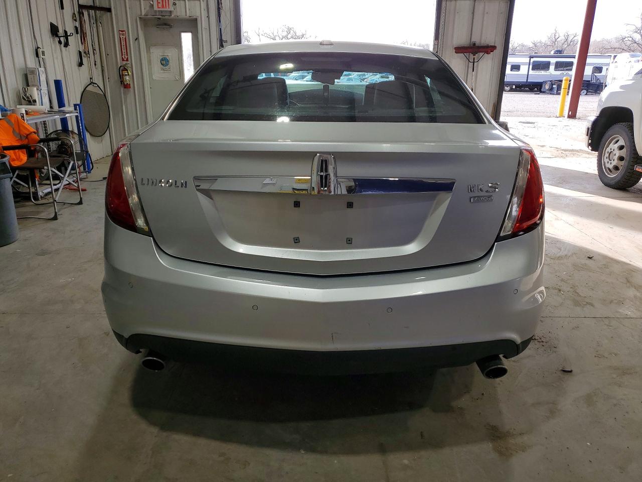 2010 LINCOLN MKS photo 16
