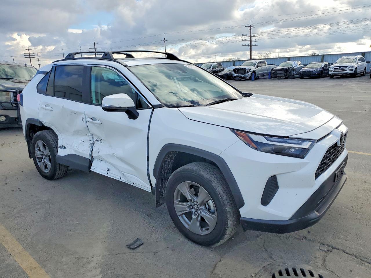 2025 TOYOTA RAV4 XLE photo 4