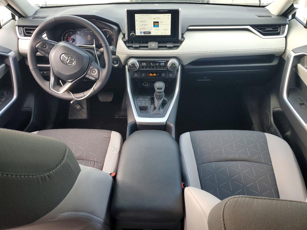 2025 TOYOTA RAV4 XLE photo 8