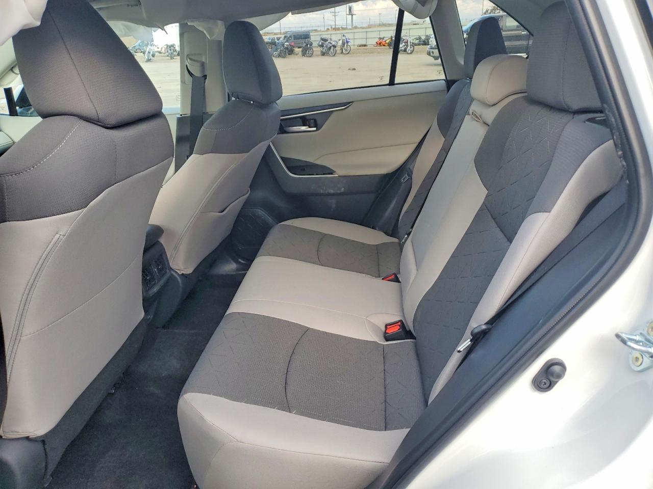 2025 TOYOTA RAV4 XLE photo 11