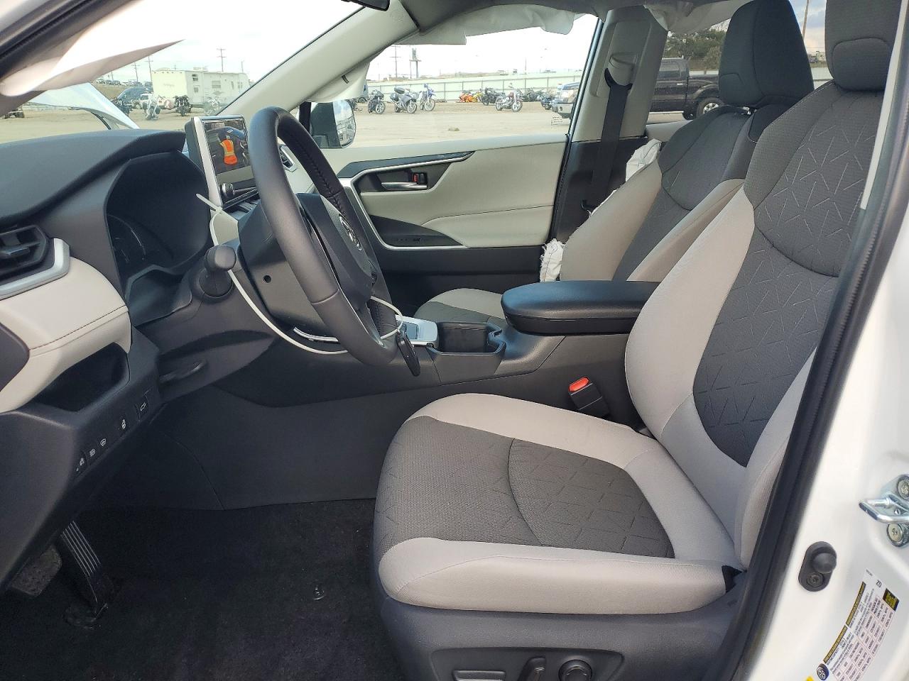 2025 TOYOTA RAV4 XLE photo 7