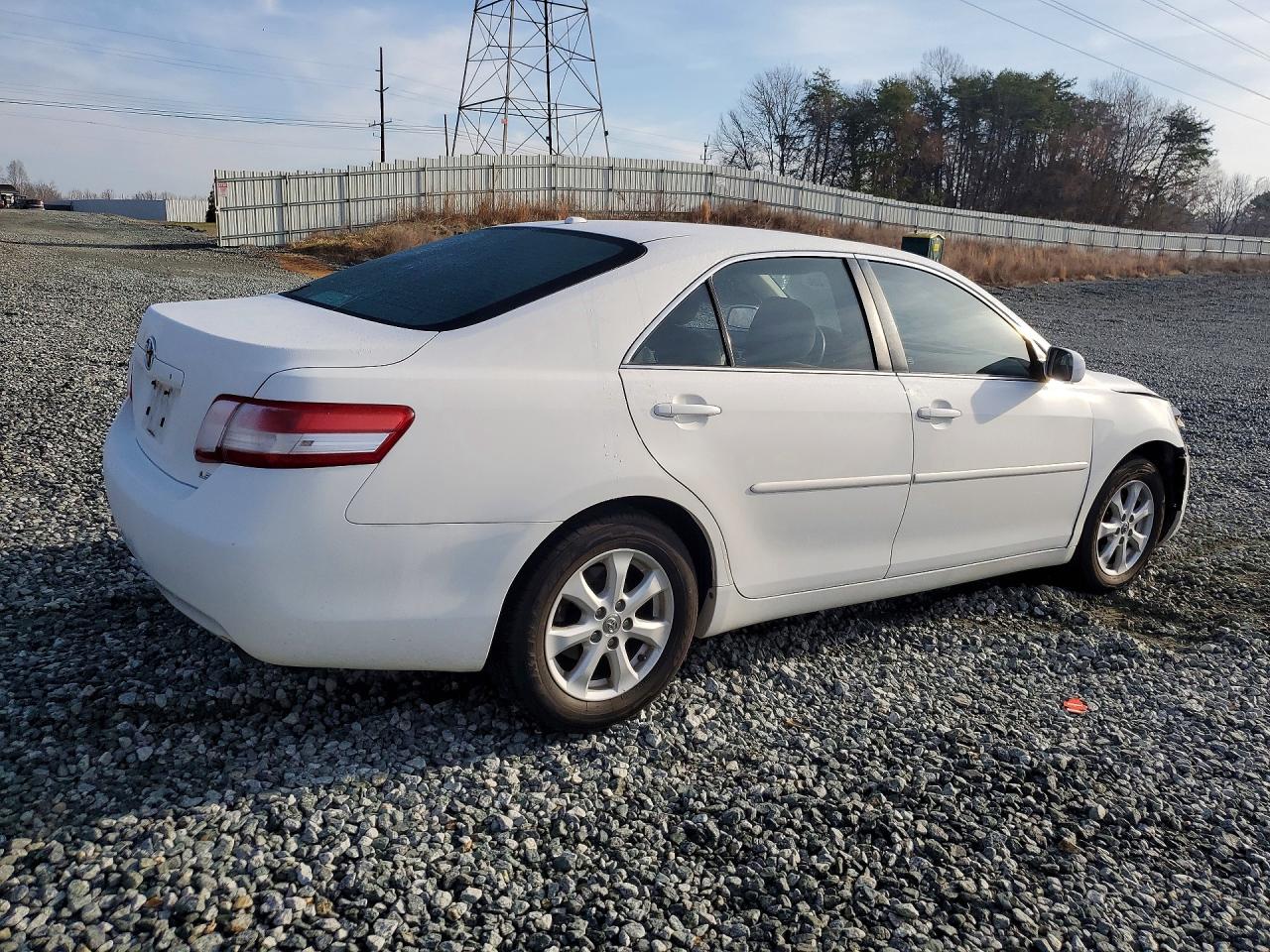2011 TOYOTA CAMRY LE photo 3