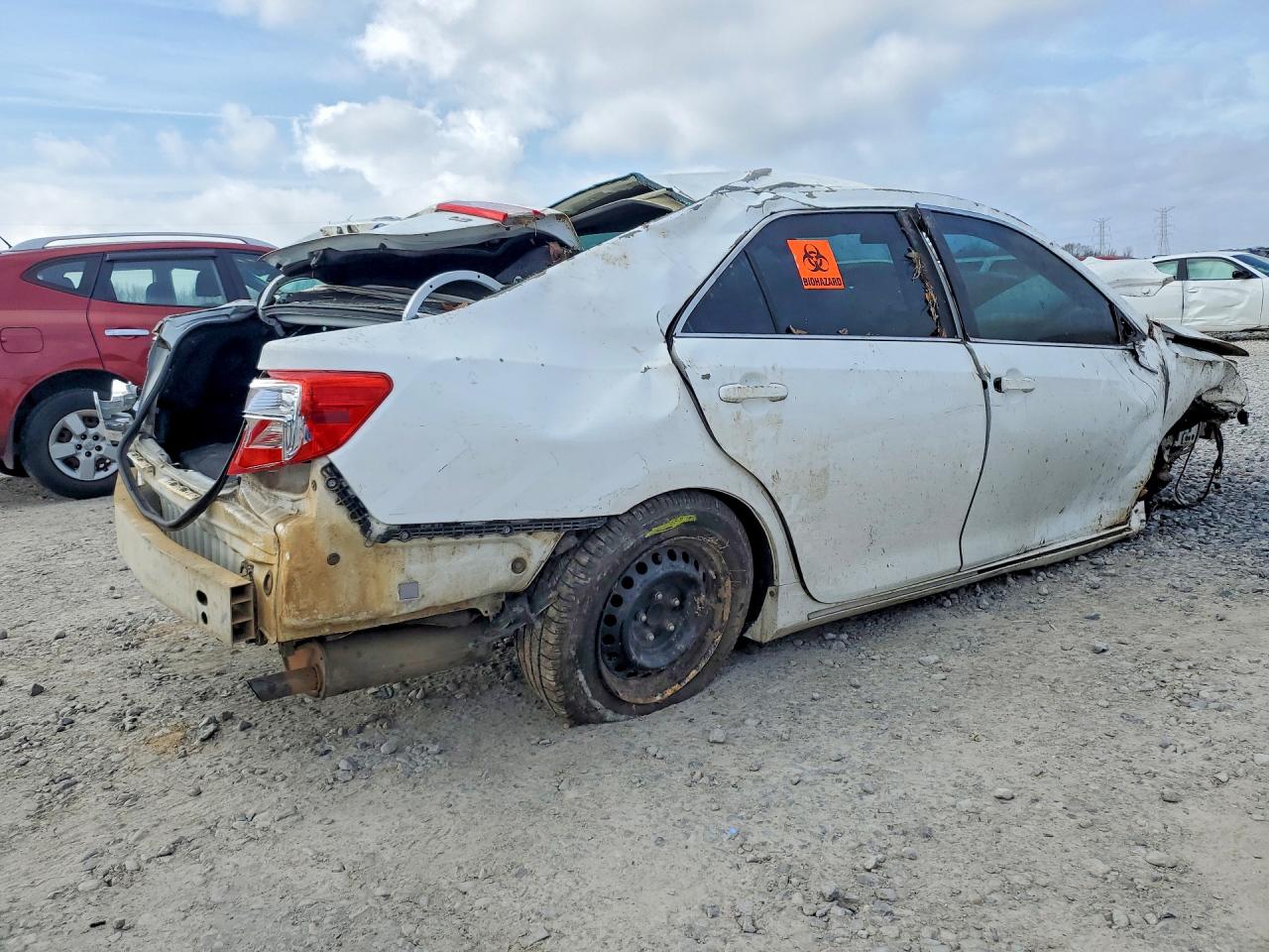 2014 TOYOTA CAMRY LE photo 3