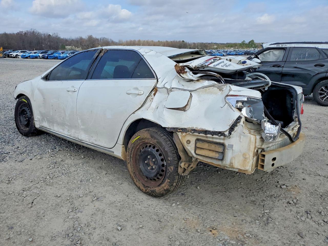 2014 TOYOTA CAMRY LE photo 2