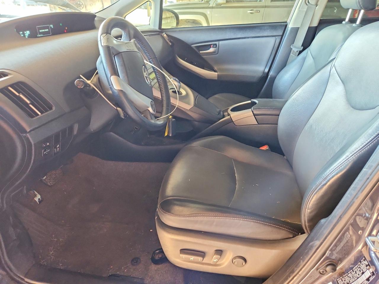 2014 TOYOTA PRIUS FOUR photo 7