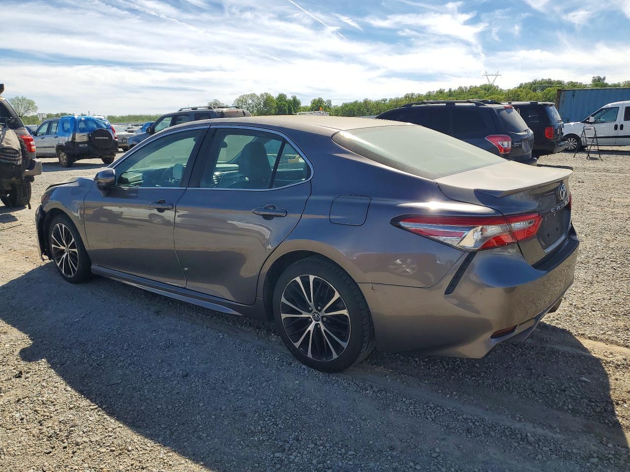 2018 TOYOTA CAMRY SE photo 4
