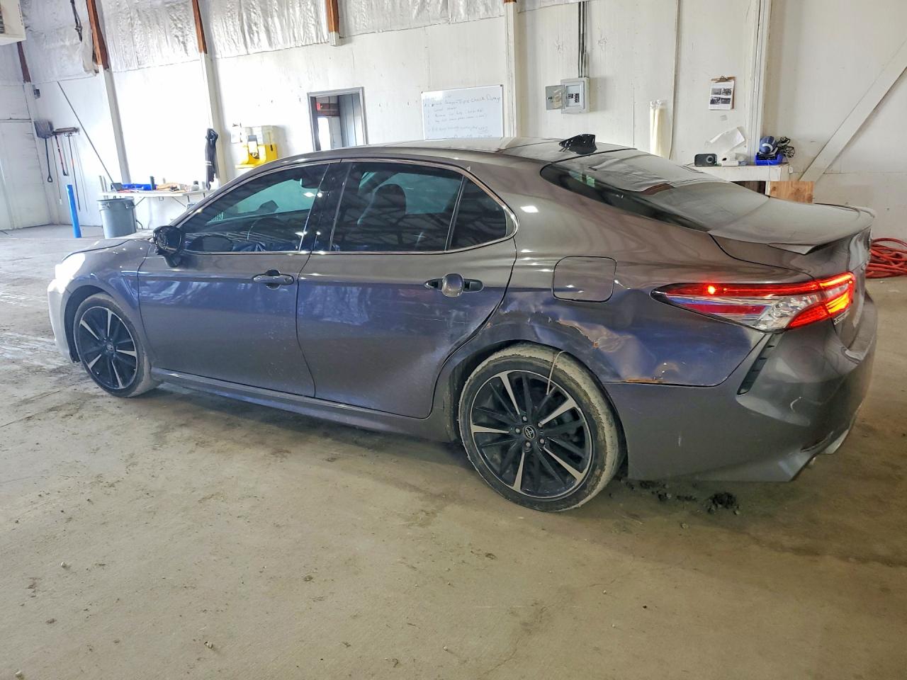 2019 TOYOTA CAMRY photo 4