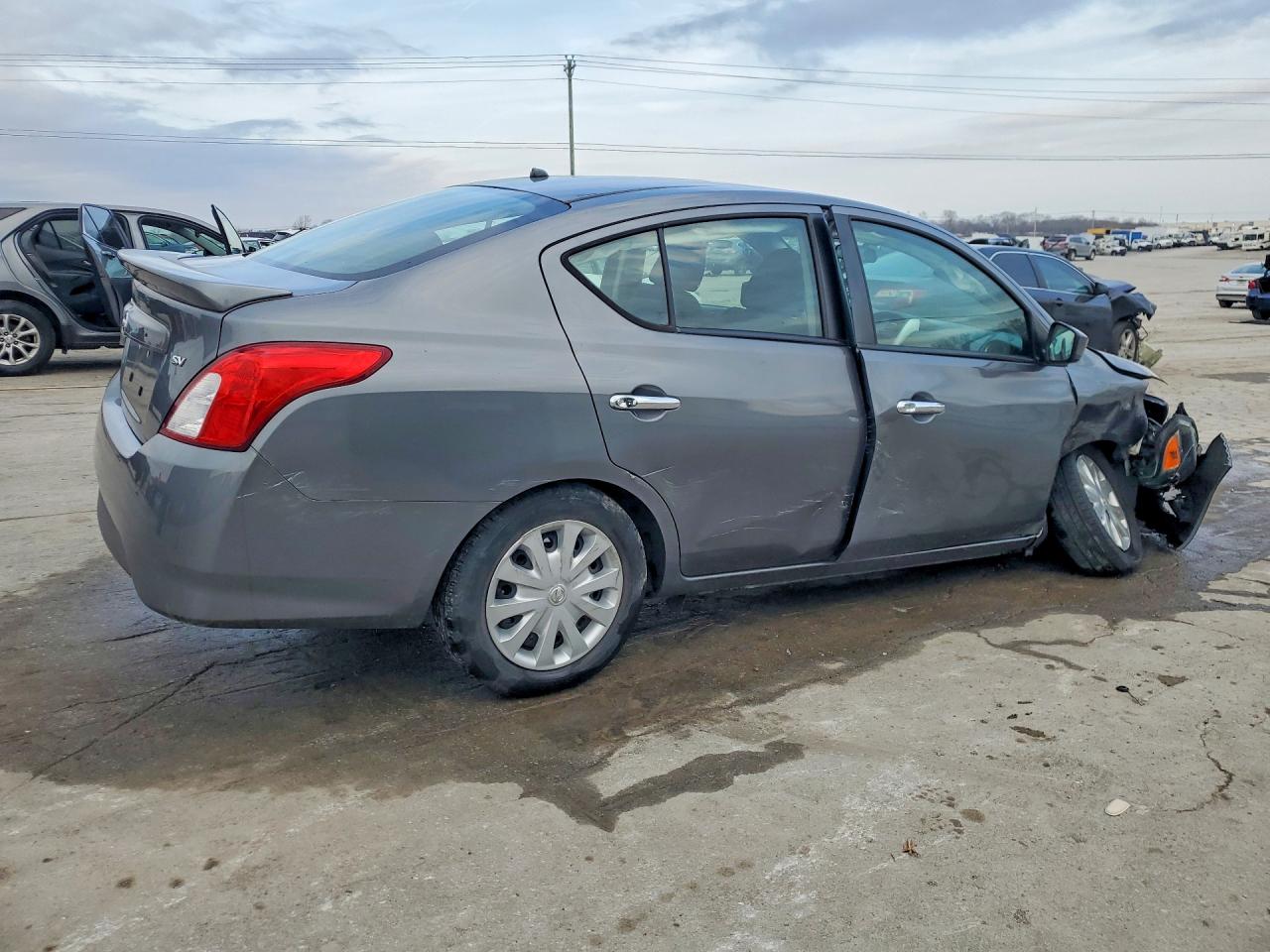 2019 NISSAN VERSA SV photo 5