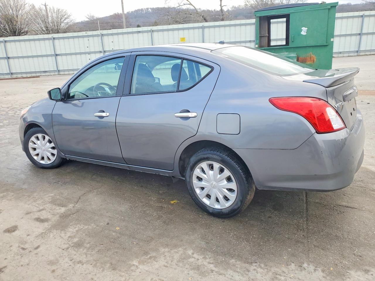 2019 NISSAN VERSA SV photo 3