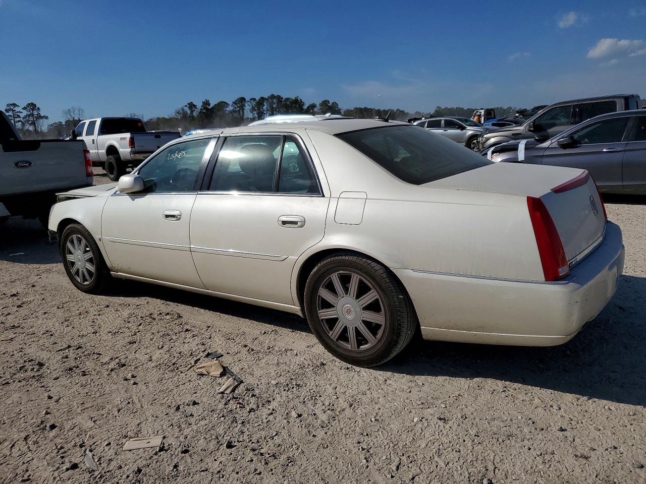 2008 CADILLAC DTS photo 2