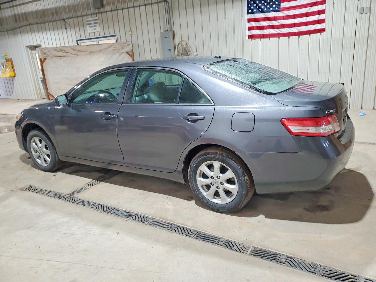 2011 TOYOTA CAMRY LE photo 3