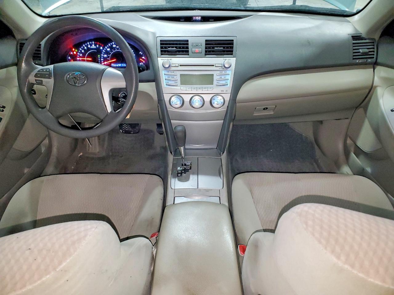2011 TOYOTA CAMRY LE photo 8
