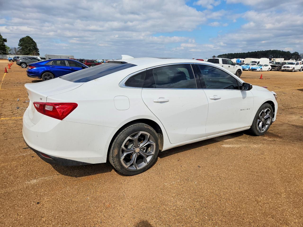 2024 CHEVROLET MALIBU LT photo 5