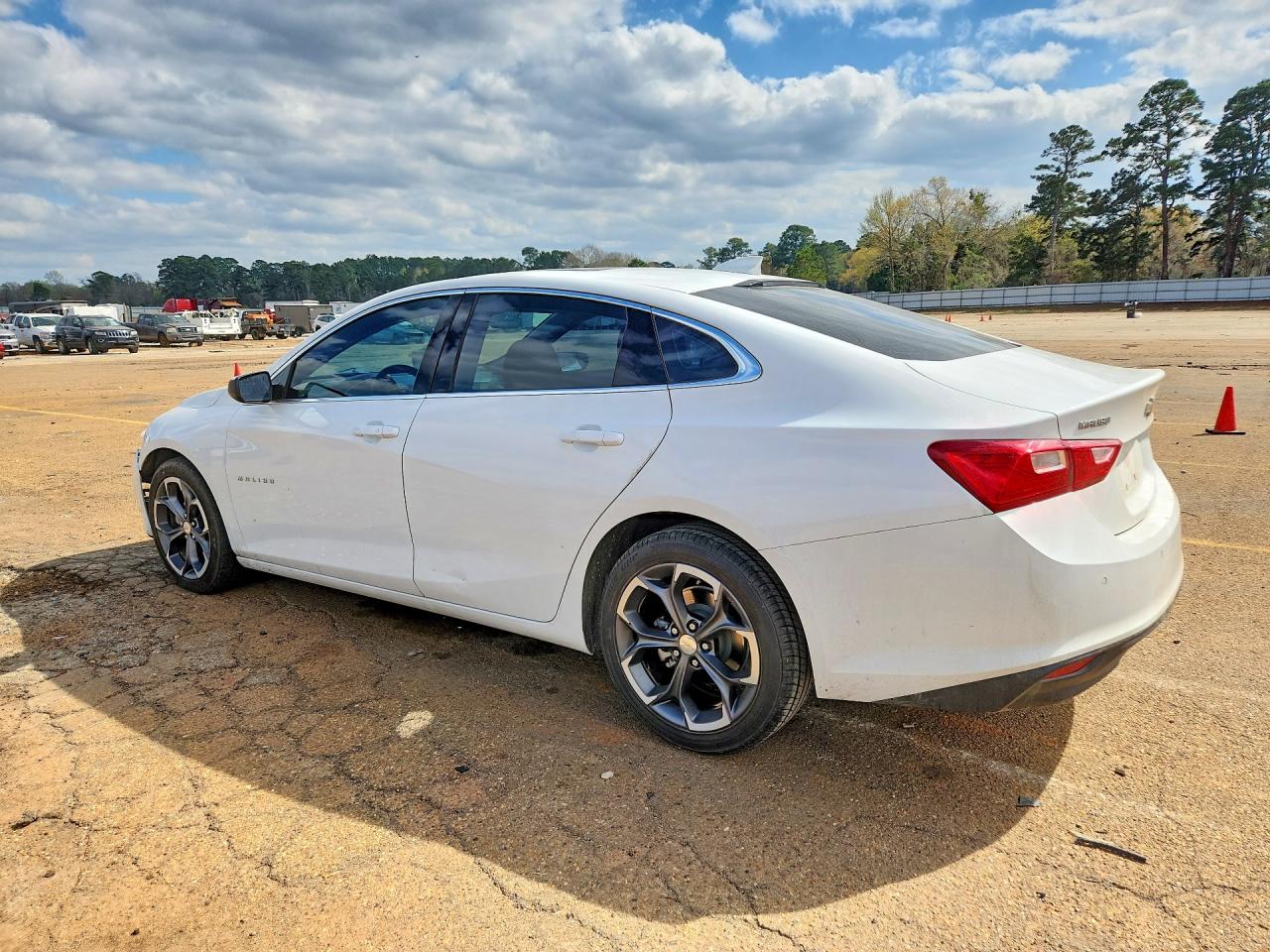 2024 CHEVROLET MALIBU LT photo 3