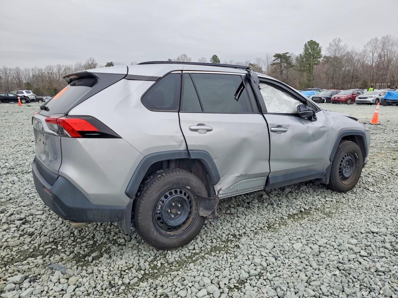 2021 TOYOTA RAV4 LE photo 3