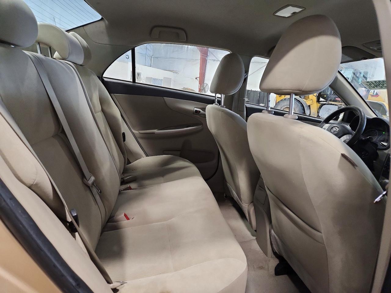 2013 TOYOTA COROLLA LE photo 19