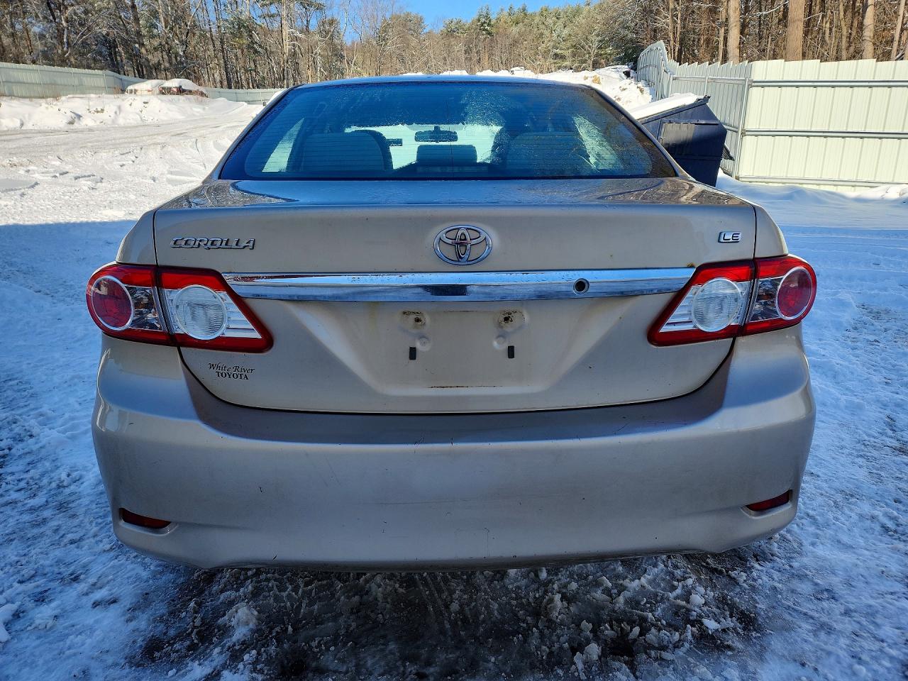 2013 TOYOTA COROLLA LE photo 11