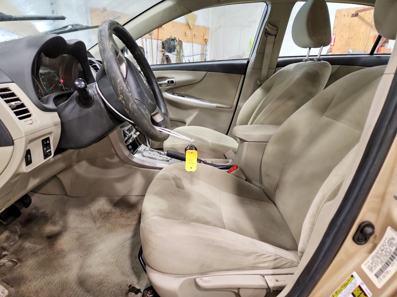2013 TOYOTA COROLLA LE photo 13