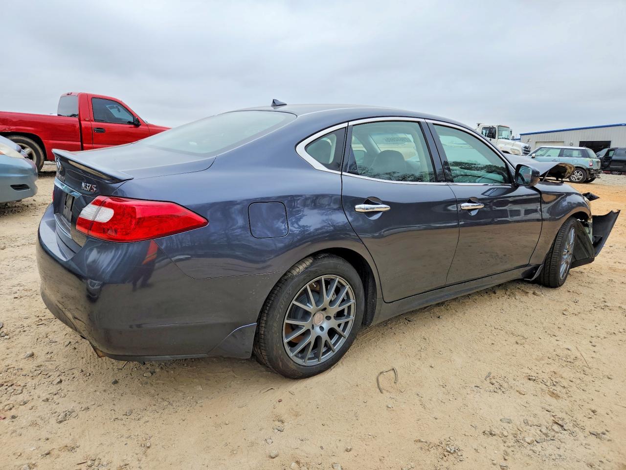 2011 INFINITI M37 photo 3