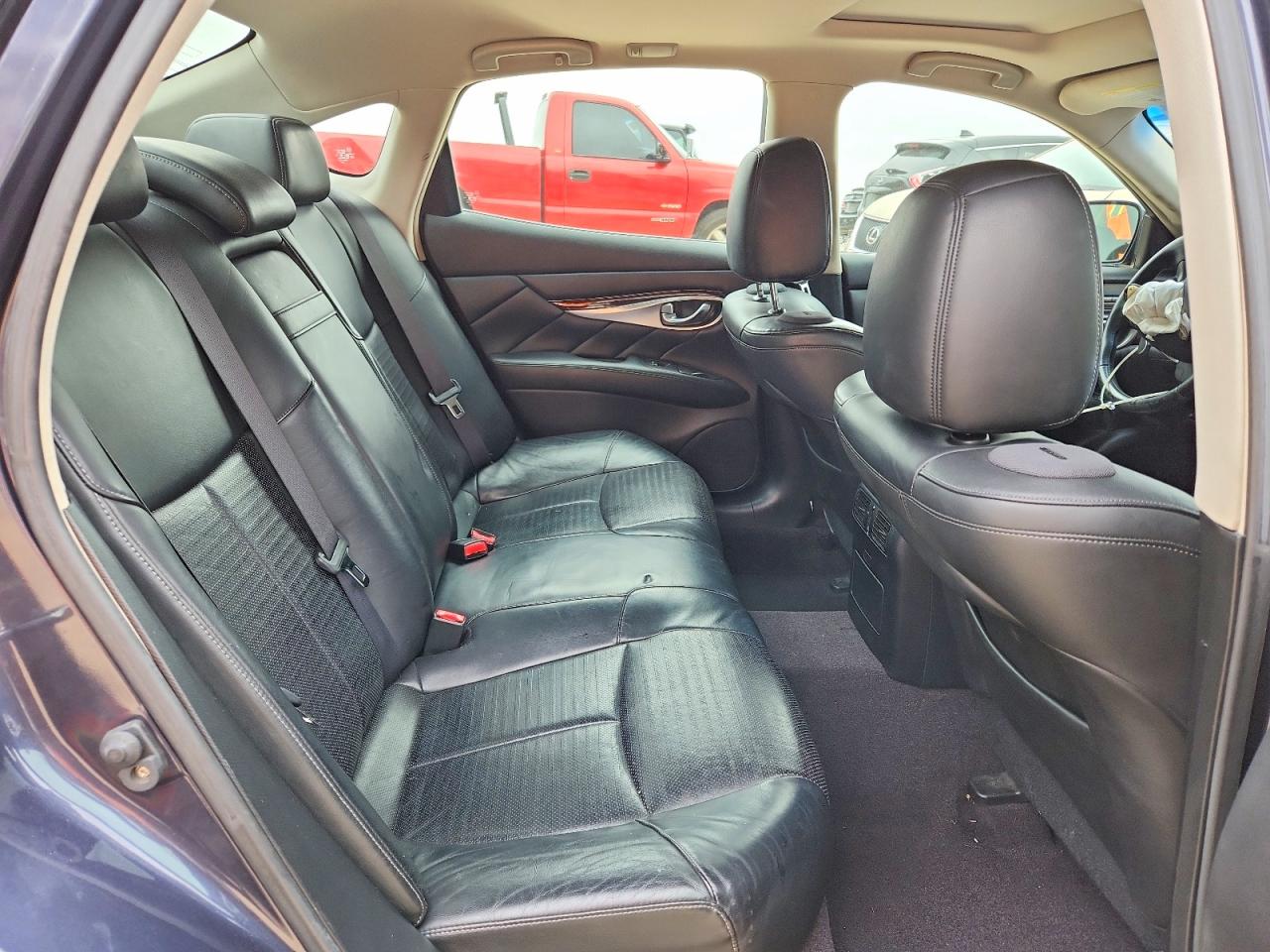 2011 INFINITI M37 photo 10