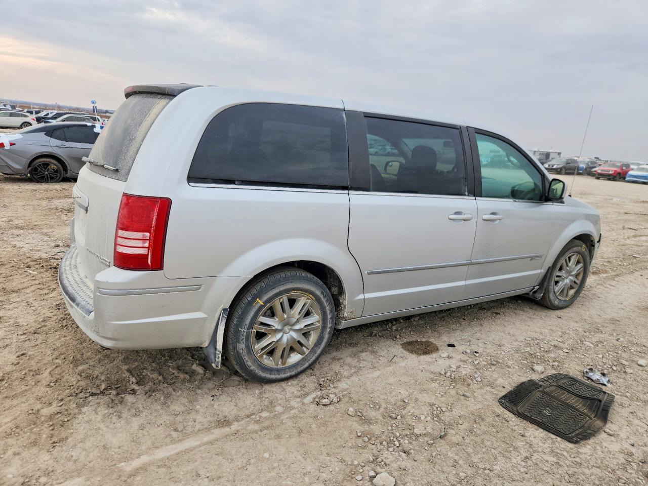 2010 CHRYSLER TOWN & COUNTRY TOURING photo 3