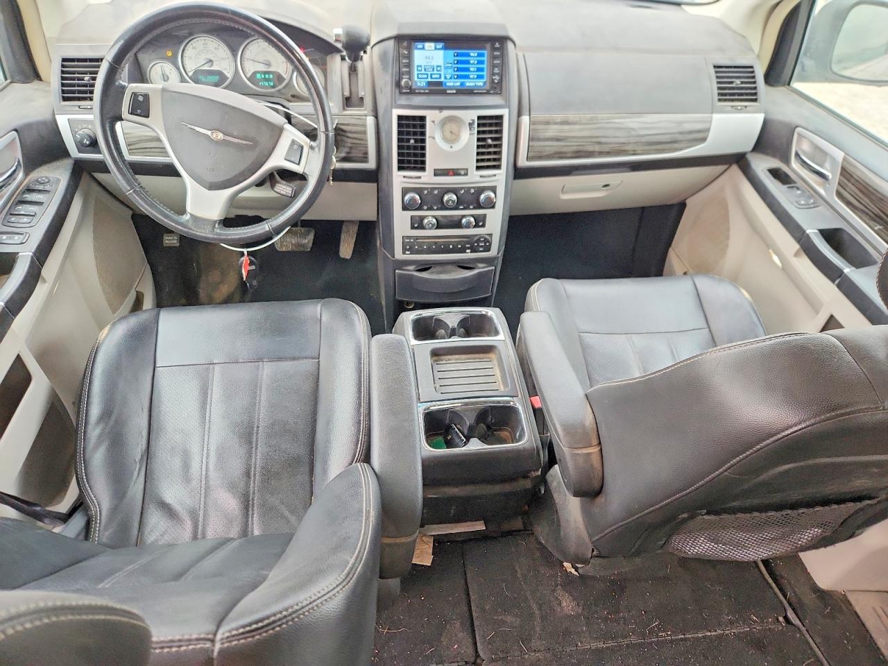 2010 CHRYSLER TOWN & COUNTRY TOURING photo 8