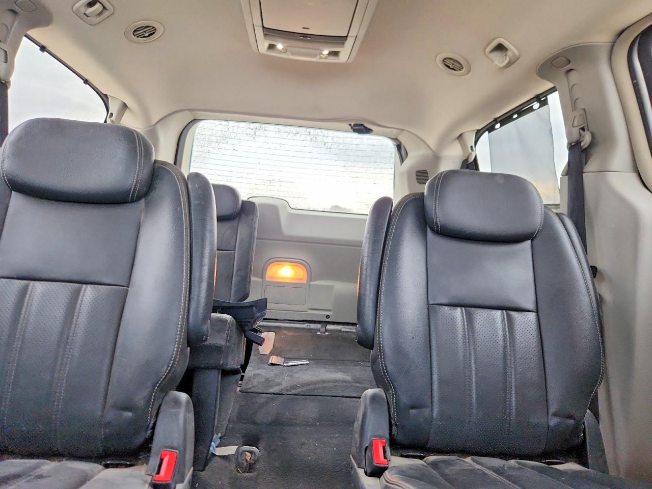 2010 CHRYSLER TOWN & COUNTRY TOURING photo 10