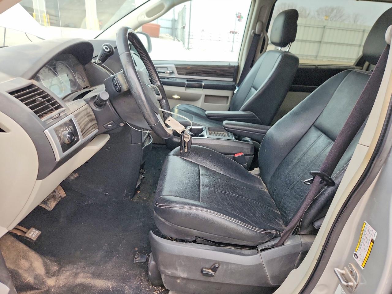 2010 CHRYSLER TOWN & COUNTRY TOURING photo 7