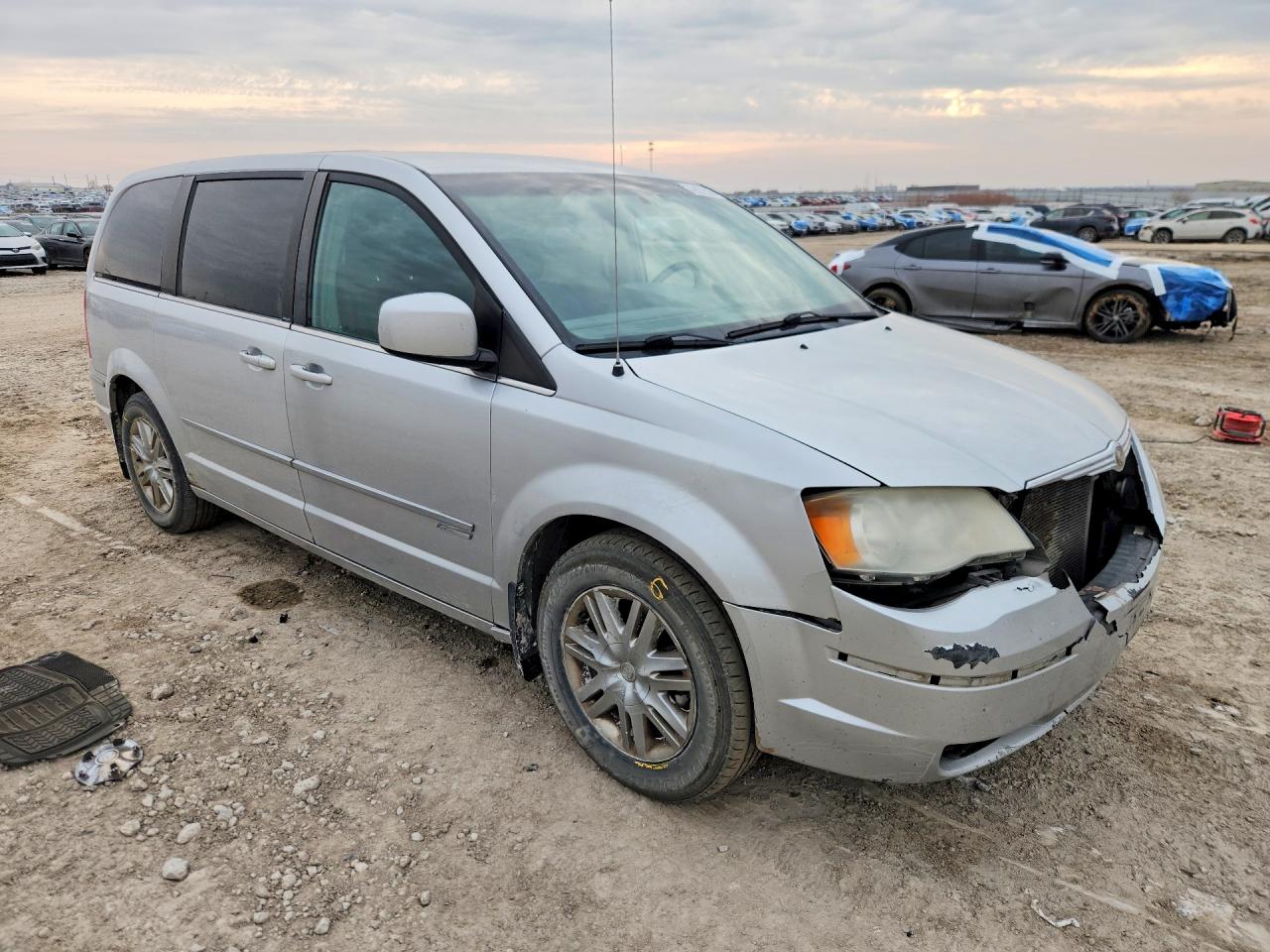 2010 CHRYSLER TOWN & COUNTRY TOURING photo 4