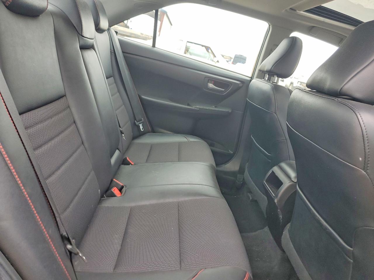 2016 TOYOTA CAMRY SE photo 19