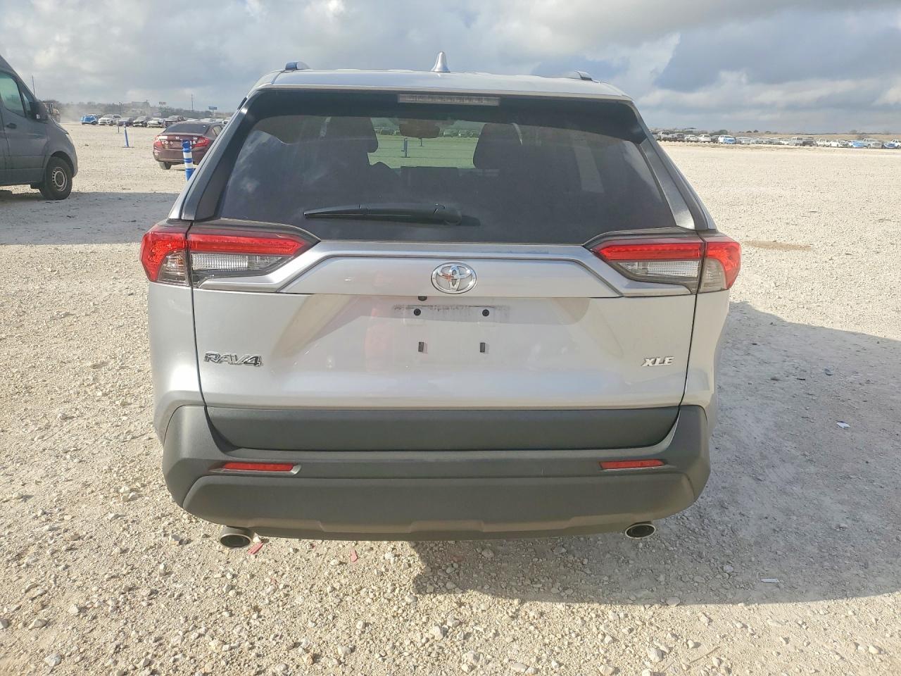 2025 TOYOTA RAV4 XLE photo 11