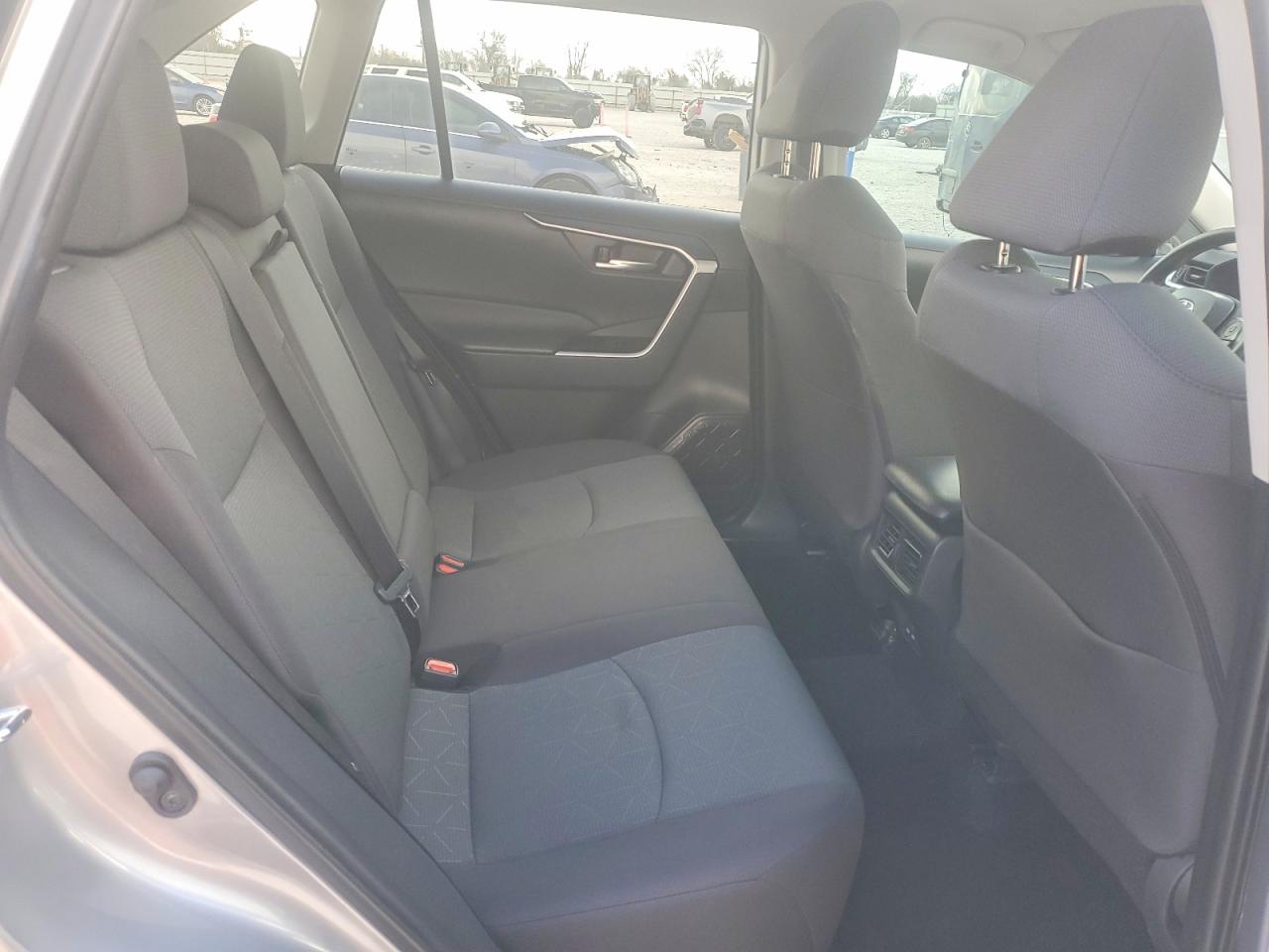 2025 TOYOTA RAV4 XLE photo 19