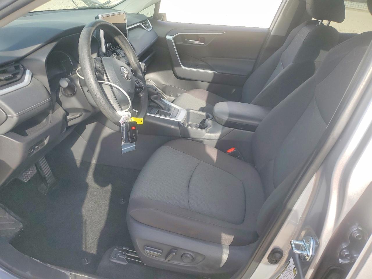 2025 TOYOTA RAV4 XLE photo 13