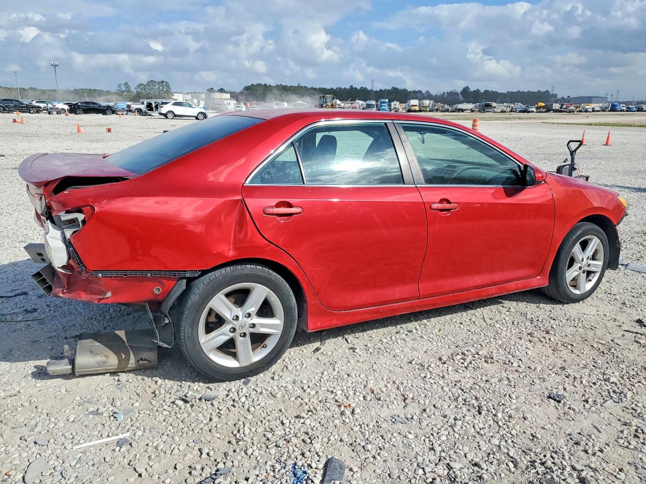 2014 TOYOTA CAMRY SE photo 3