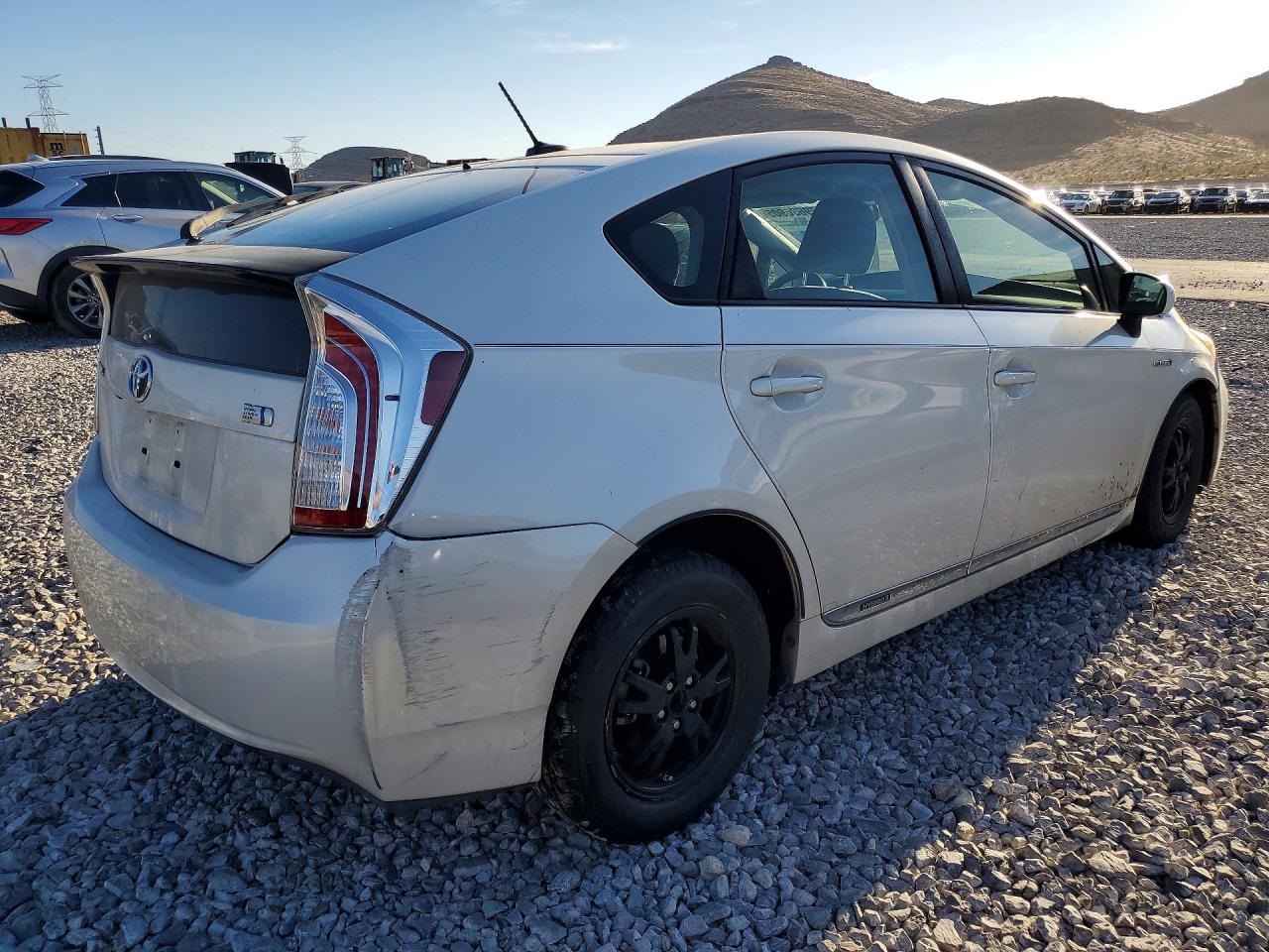 2014 TOYOTA PRIUS THREE photo 5